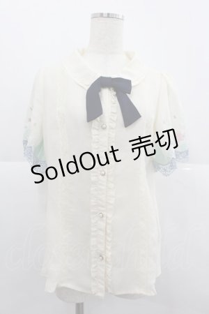 画像: axes femme / チャーム付きカラー刺繍ブラウス  アイボリー I-25-12-24-071-AX-BL-SA-ZI