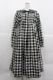 画像1: PINK HOUSE / ギンガムチェックフードワンピース  黒Ｘ白 I-25-12-24-108-LO-OP-SA-ZI (1)