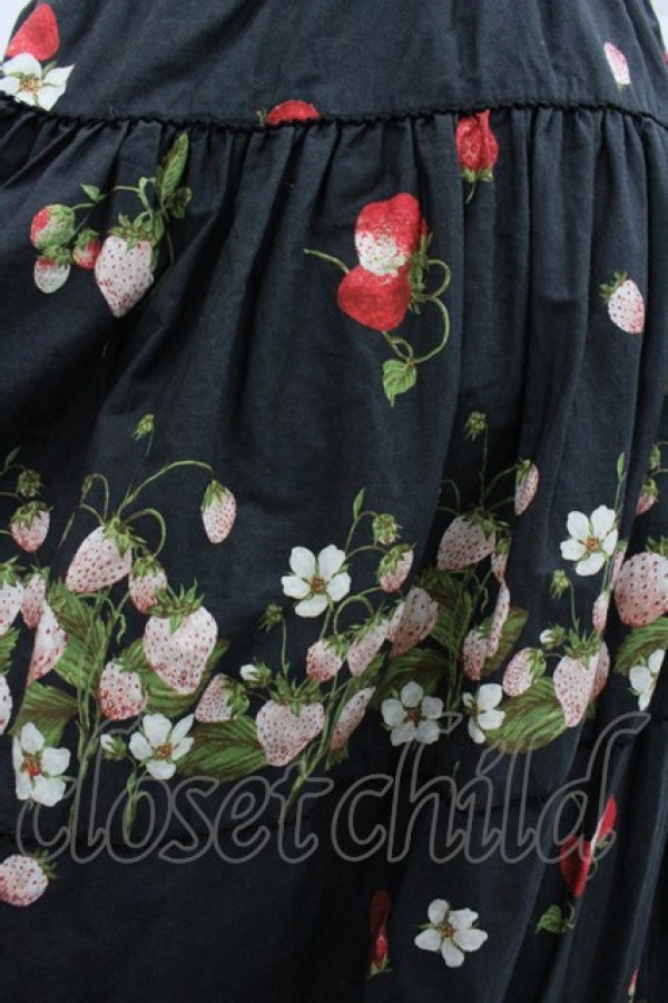 画像3: PINK HOUSE / いちごプリントスカート  黒Ｘ赤 I-25-12-24-124-LO-SK-SA-ZI (3)