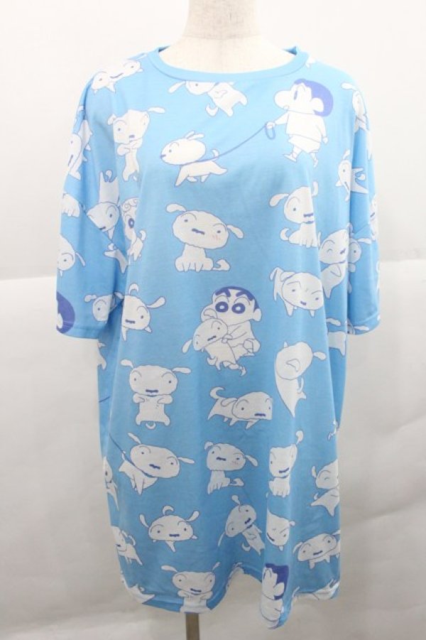 画像1: LISTEN FLAVOR / クレヨンしんちゃんコラボシロ総柄ビッグTシャツ  ライトブルー I-25-12-27-056-PU-TS-SA-ZI (1)