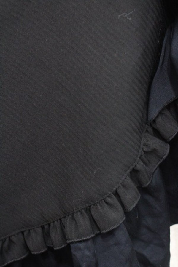 画像4: MARBLE / ヴァンパイアタイ付き立ち襟フリルマント  黒 I-25-12-27-075-GO-JA-SA-ZI (4)