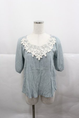 画像: axes femme / お花モチーフ付きトップス  サックスＸ白 I-25-12-27-017-AX-TO-SA-ZI