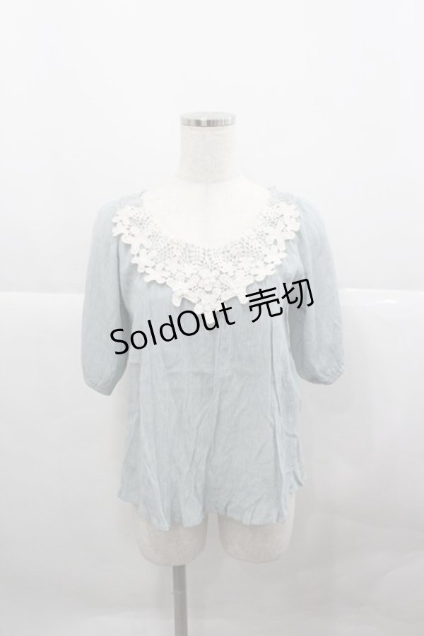 画像1: axes femme / お花モチーフ付きトップス  サックスＸ白 I-25-12-27-017-AX-TO-SA-ZI (1)