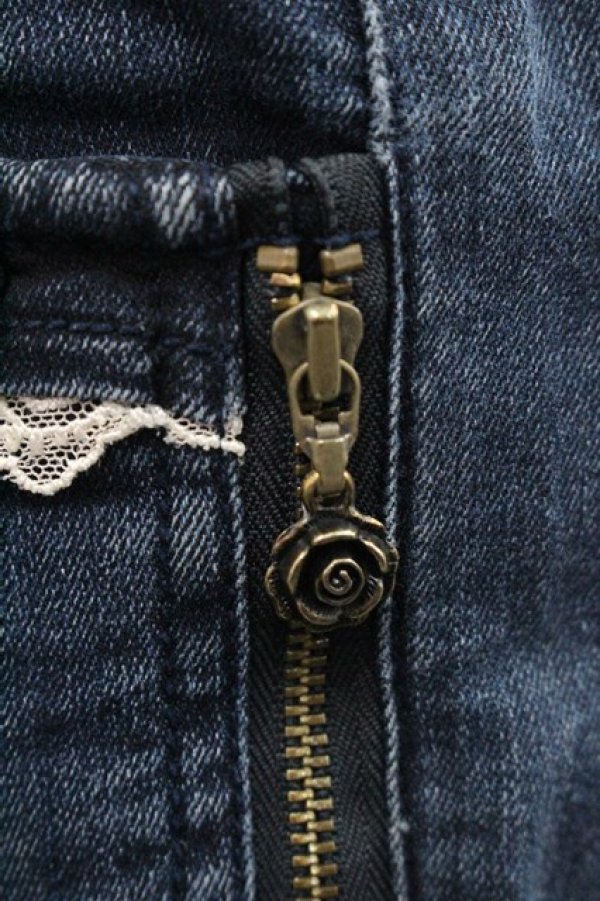 画像4: axes femme / 薔薇チャーム付デニムパギンス  青デニム I-25-12-27-117-AX-PA-SA-ZI (4)