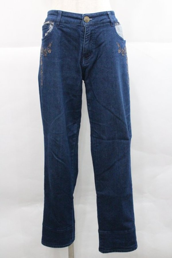 画像1: axes femme / ストライプ使い薔薇刺繍デニムパンツ  青 I-25-12-27-120-AX-PA-SA-ZI (1)