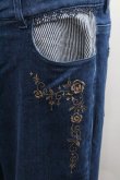 画像4: axes femme / ストライプ使い薔薇刺繍デニムパンツ  青 I-25-12-27-120-AX-PA-SA-ZI (4)