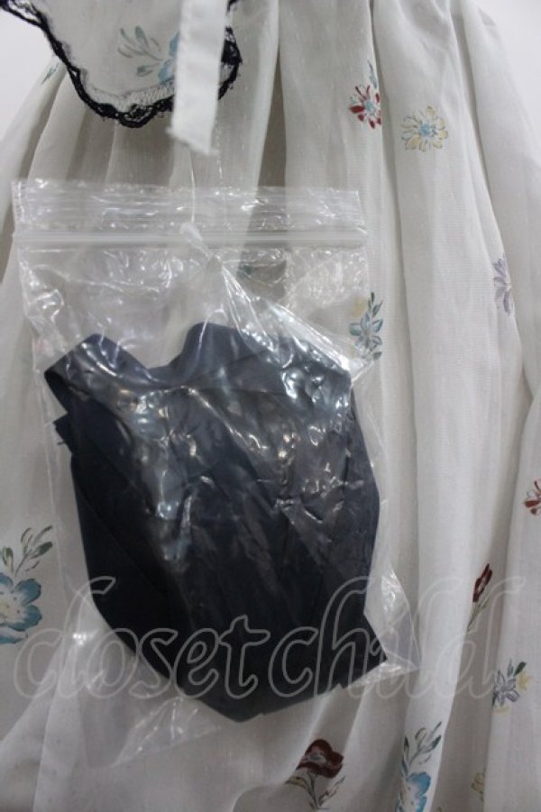 画像3: axes femme / ボタニカルスカーフ柄ワンピース  白 I-25-12-29-067-AX-OP-SA-ZI (3)