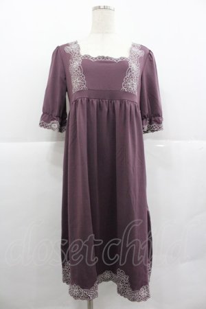 画像: axes femme / フラワー刺繍半袖ワンピース  パープルＸ白 I-25-12-29-080-AX-OP-SA-ZI