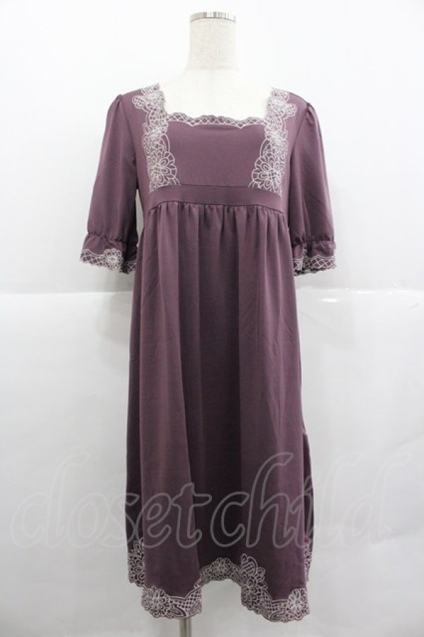 画像1: axes femme / フラワー刺繍半袖ワンピース  パープルＸ白 I-25-12-29-080-AX-OP-SA-ZI (1)