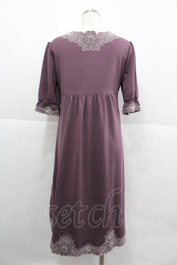 画像2: axes femme / フラワー刺繍半袖ワンピース  パープルＸ白 I-25-12-29-080-AX-OP-SA-ZI (2)