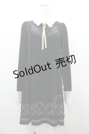 画像: axes femme / 胸元刺繍バイカラーワンピース  黒Ｘアイボリー I-26-01-06-068-AX-OP-SA-ZI