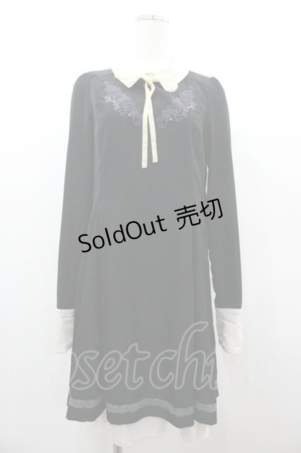 画像1: axes femme / 胸元刺繍バイカラーワンピース  黒Ｘアイボリー I-26-01-06-068-AX-OP-SA-ZI (1)