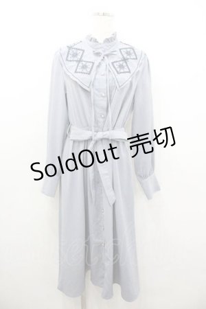 画像: axes femme / 刺繍襟ワンピース  サックス I-26-01-10-092-AX-OP-SA-ZI