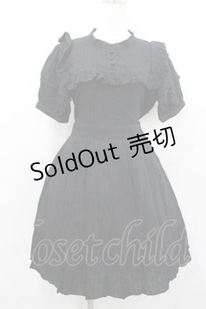 画像: axes femme POETIQUE / フロントピンタック&フリル半袖ワンピース  黒 I-26-01-13-072-AX-OP-SA-ZI