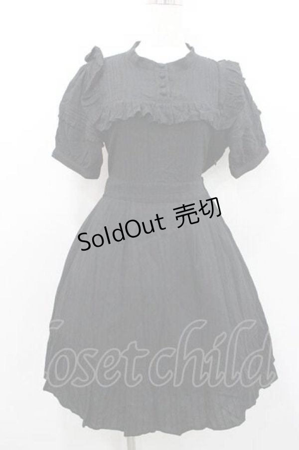 画像1: axes femme POETIQUE / フロントピンタック&フリル半袖ワンピース  黒 I-26-01-13-072-AX-OP-SA-ZI (1)