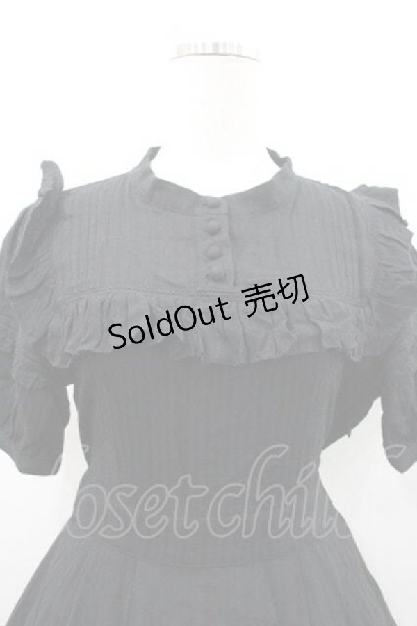 画像3: axes femme POETIQUE / フロントピンタック&フリル半袖ワンピース  黒 I-26-01-13-072-AX-OP-SA-ZI (3)