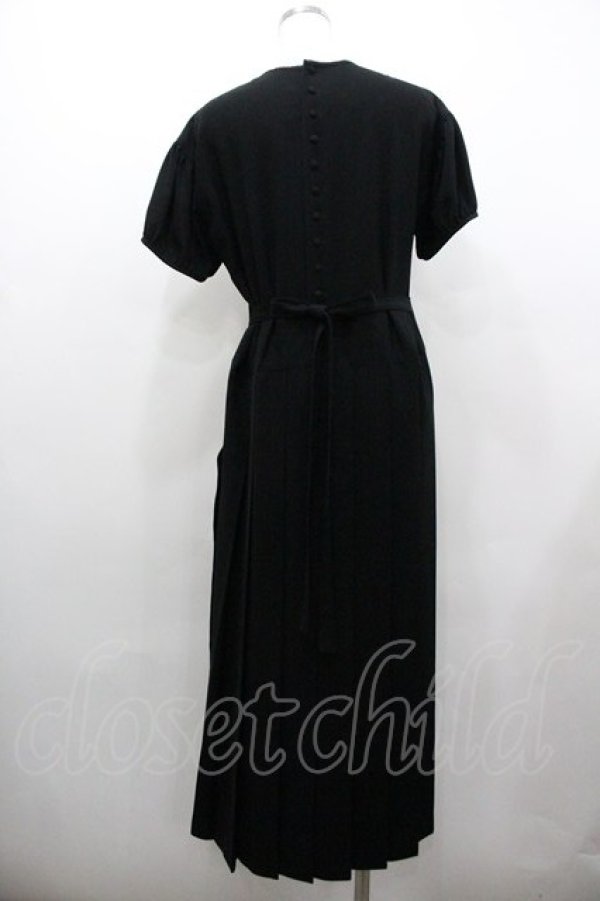 画像2: PINK HOUSE / 半袖プリーツワンピース  ブラック I-26-01-18-054-LO-OP-SA-ZI (2)