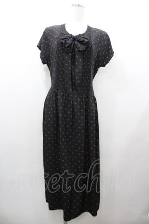 画像: PINK HOUSE / 小花カーネーション総柄半袖ワンピース  黒Ｘ赤 I-26-01-18-057-LO-OP-SA-ZI