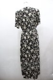 画像2: INGEBORG / カメリアリボン総柄半袖ワンピース  黒Ｘ白 I-26-01-18-059-LO-OP-SA-ZI (2)