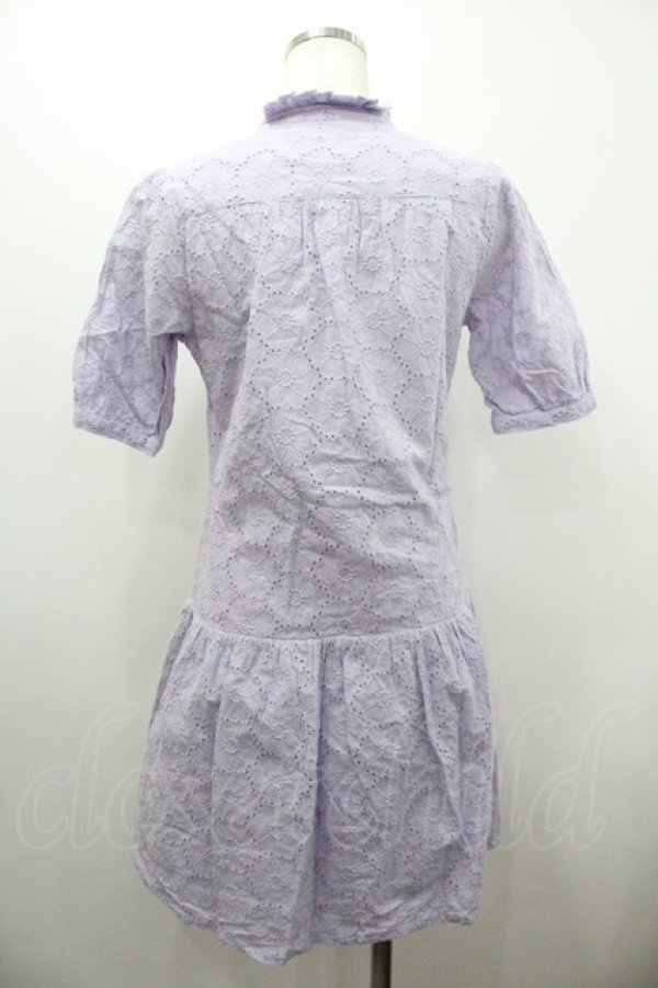 画像2: Fi.n.t / カットワークレースワンピース  ラベンダー I-26-01-20-072-CA-OP-SA-ZI (2)