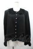 画像1: KANEKO ISAO / ピコフリル襟袖付きパールボタンジャケット  ブラック I-26-01-24-039-EL-JA-SA-ZI (1)