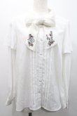 画像1: axes femme / メロディ刺繍ケープ袖ブラウス M 白 I-26-01-31-004-AX-BL-SA-ZI (1)