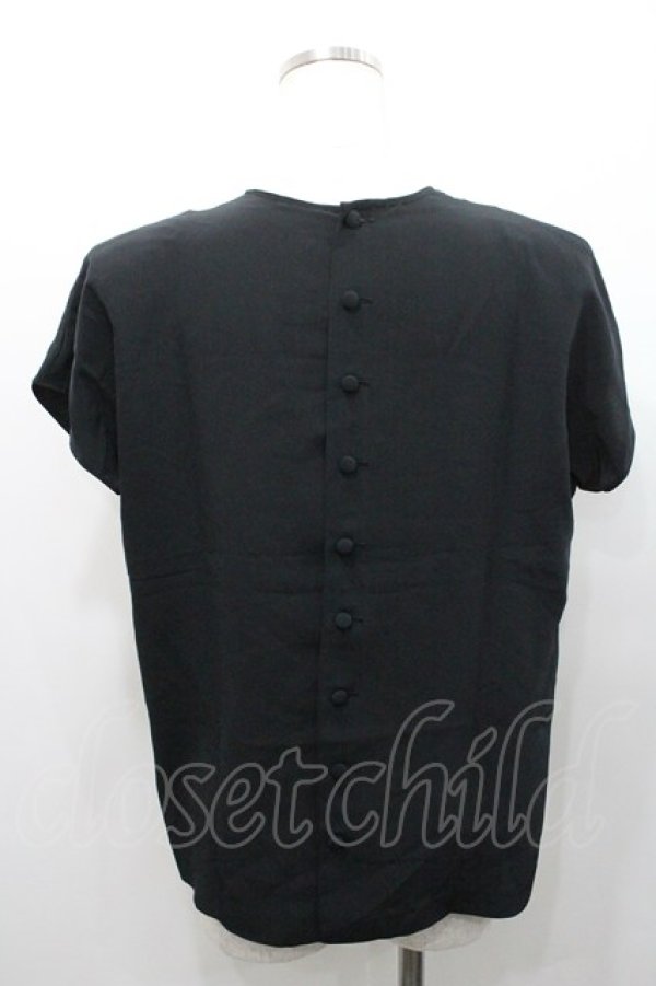 画像2: INGEBORG / リボン付き後ろボタン半袖ブラウス  ブラック I-26-01-31-036-LO-BL-SA-ZI (2)