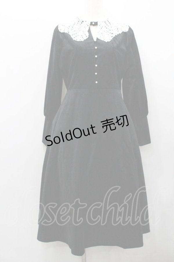 画像1: an another angelus / クロシェニットレース衿ベロアワンピース  ブラック I-26-01-31-052-CA-OP-SA-ZI (1)