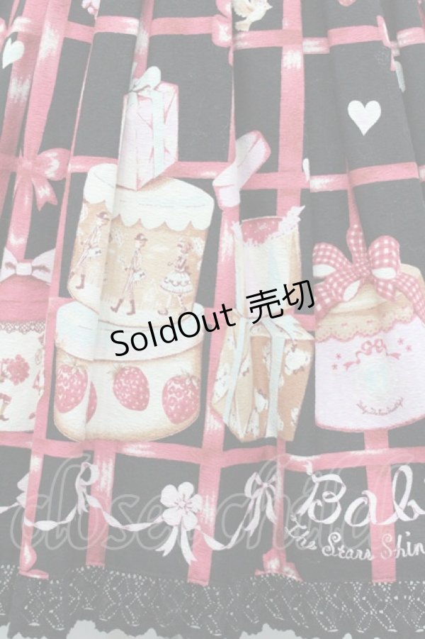 画像4: BABY,THE STARS SHINE BRIGHT / Love ring Present Box柄パティージャンパースカート  黒 I-26-01-31-060-BA-OP-SA-ZI (4)