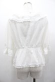 画像2: axes femme kawaii / フリル襟シャーリングブラウス  白 I-26-02-01-088-AX-BL-SA-ZI (2)