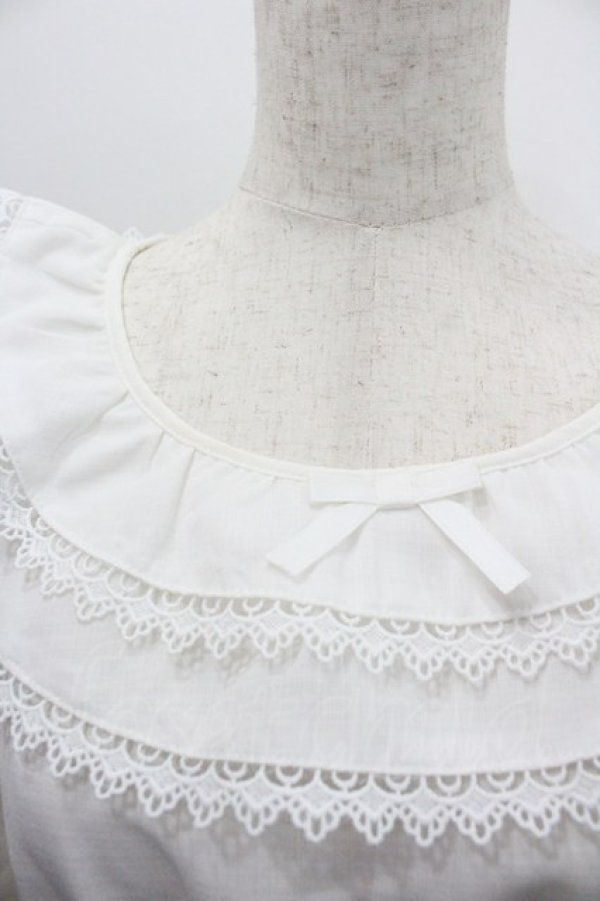 画像3: axes femme kawaii / フリル襟シャーリングブラウス  白 I-26-02-01-088-AX-BL-SA-ZI (3)