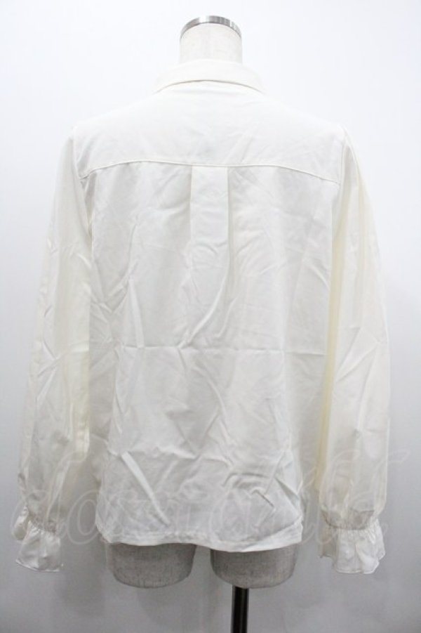 画像2: axes femme / カメオ×ジャボブローチ付ブラウス  生成り I-26-02-01-090-AX-BL-SA-ZI (2)