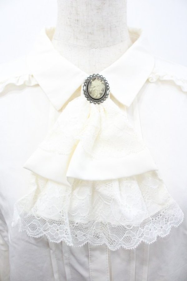 画像3: axes femme / カメオ×ジャボブローチ付ブラウス  生成り I-26-02-01-090-AX-BL-SA-ZI (3)