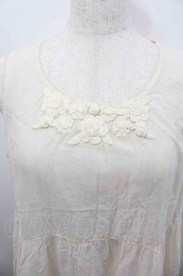 画像2: PINK HOUSE / 胸元カメリアニットモチーフノースリーブチュニック  キナリ I-26-02-06-081-LO-TO-SA-ZI (2)