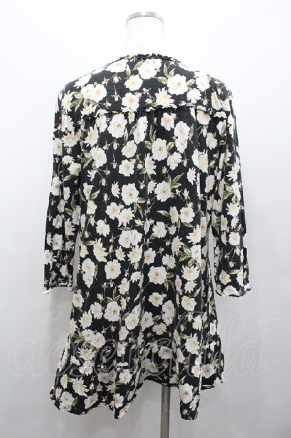 画像2: INGEBORG / 花柄Vネック胸元リボン長袖トップス 13号 ブラック I-26-02-06-012-LO-TO-SA-ZI (2)