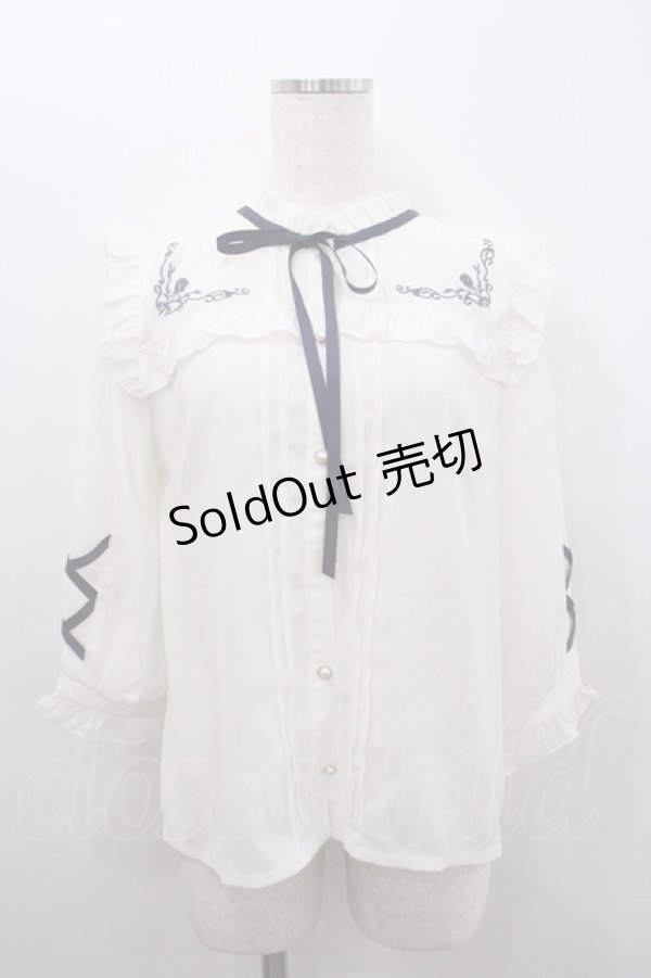 画像1: axes femme POETIQUE / ローズ刺繍レースアップブラウス  白Ｘ紺 I-26-02-08-006-AX-BL-SA-ZI (1)