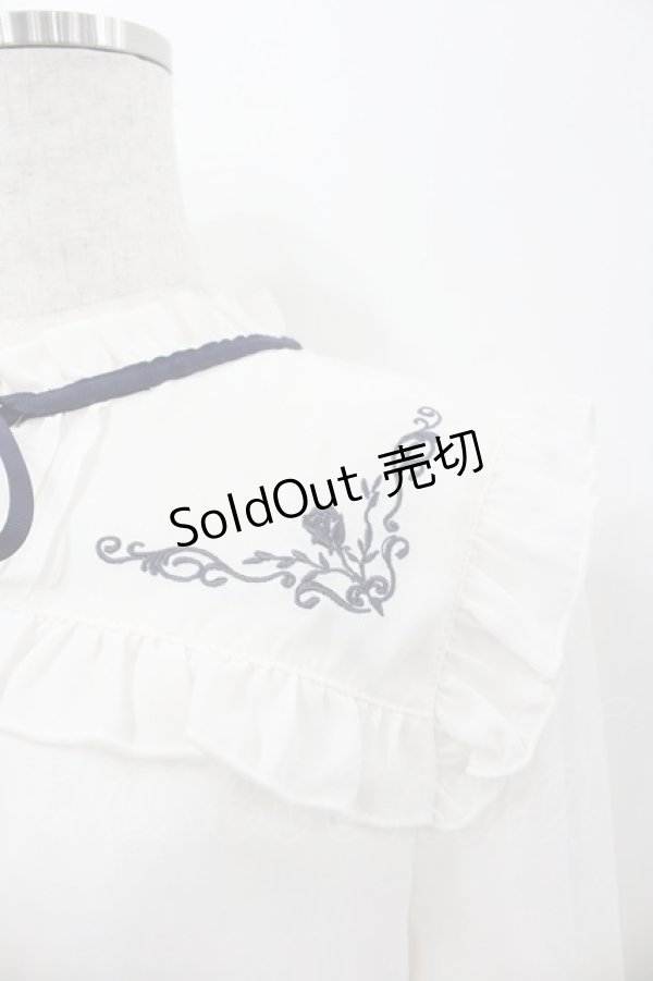 画像2: axes femme POETIQUE / ローズ刺繍レースアップブラウス  白Ｘ紺 I-26-02-08-006-AX-BL-SA-ZI (2)