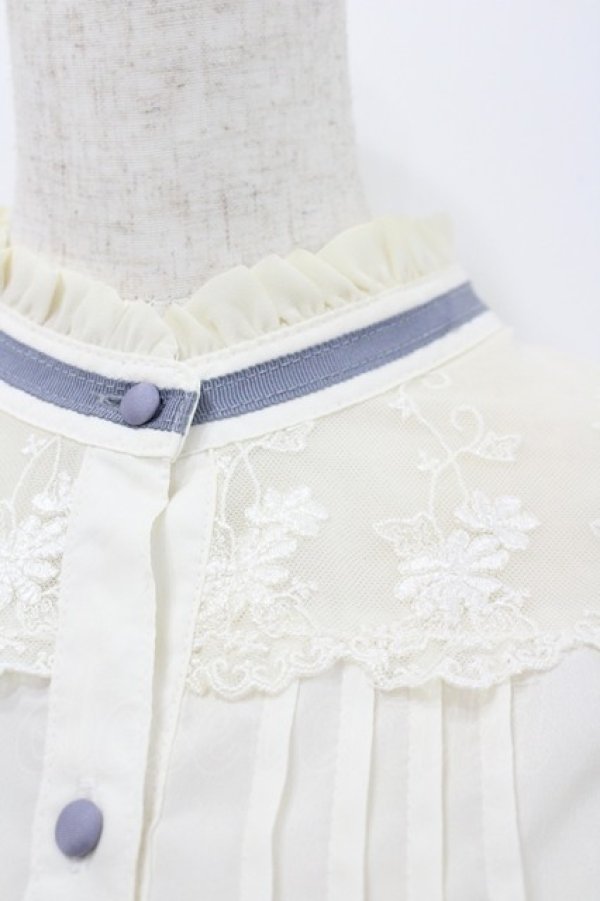 画像2: axes femme / フロントレースハイネックブラウス  生成りＸ青 I-26-02-08-007-AX-BL-SA-ZI (2)