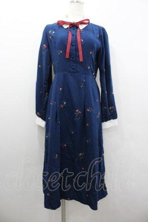 画像: axes femme / 苺総刺繍ワンピース  紺 I-26-02-08-068-AX-OP-SA-ZI