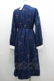 画像2: axes femme / 苺総刺繍ワンピース  紺 I-26-02-08-068-AX-OP-SA-ZI (2)