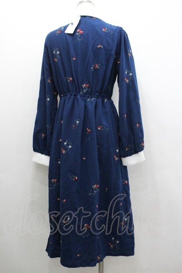 画像2: axes femme / 苺総刺繍ワンピース  紺 I-26-02-08-068-AX-OP-SA-ZI (2)