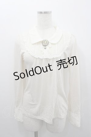 画像: axes femme / ブローチ付きブラウス風プルオーバー  アイボリー I-26-02-08-011-AX-TO-SA-ZI