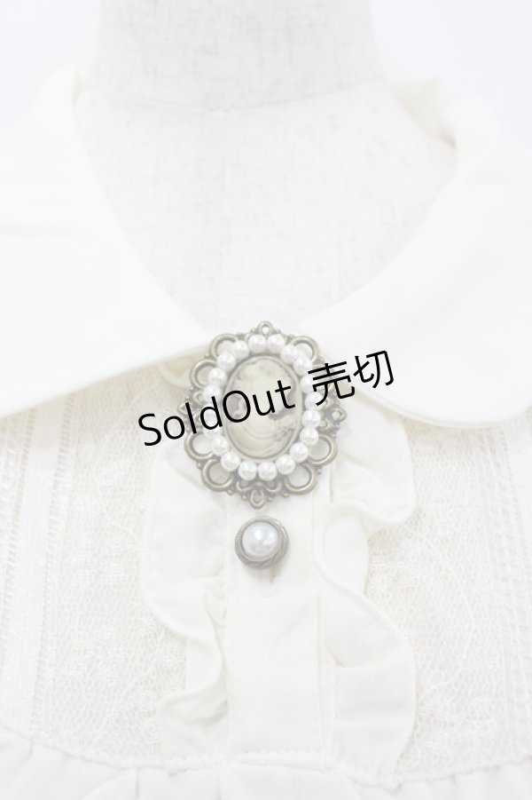 画像2: axes femme / ブローチ付きブラウス風プルオーバー  アイボリー I-26-02-08-011-AX-TO-SA-ZI (2)