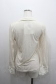画像3: axes femme / ブローチ付きブラウス風プルオーバー  アイボリー I-26-02-08-011-AX-TO-SA-ZI (3)