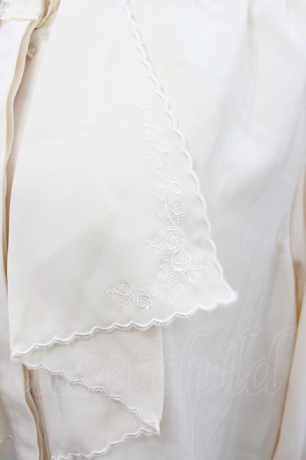 画像3: axes femme / バラ刺繍ラッフルフリルブラウス  生成り I-26-02-08-016-AX-BL-SA-ZI (3)