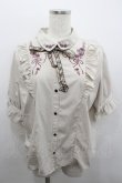 画像1: axes femme / リボン付ローズ刺繍ブラウス  ベージュ I-26-02-08-019-AX-TO-SA-ZI (1)