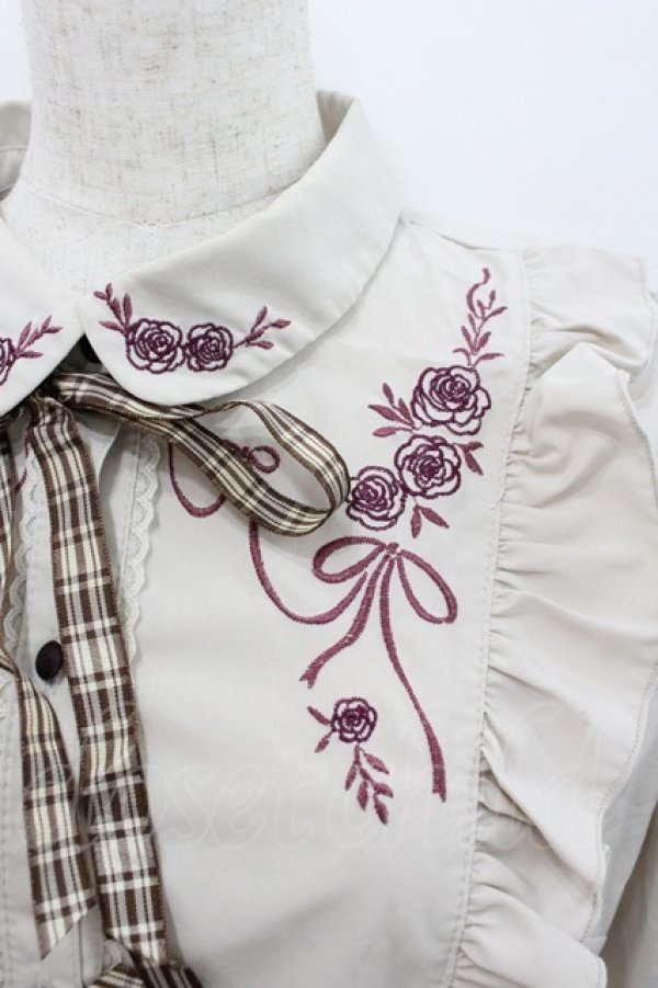 画像2: axes femme / リボン付ローズ刺繍ブラウス  ベージュ I-26-02-08-019-AX-TO-SA-ZI (2)