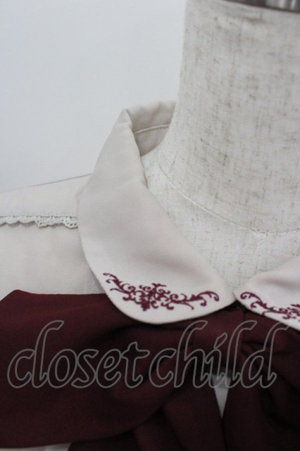 画像2: axes femme / ローズカメオ風刺繍リボンブラウス  ベージュＸボルドー I-26-02-08-020-AX-BL-SA-ZI (2)