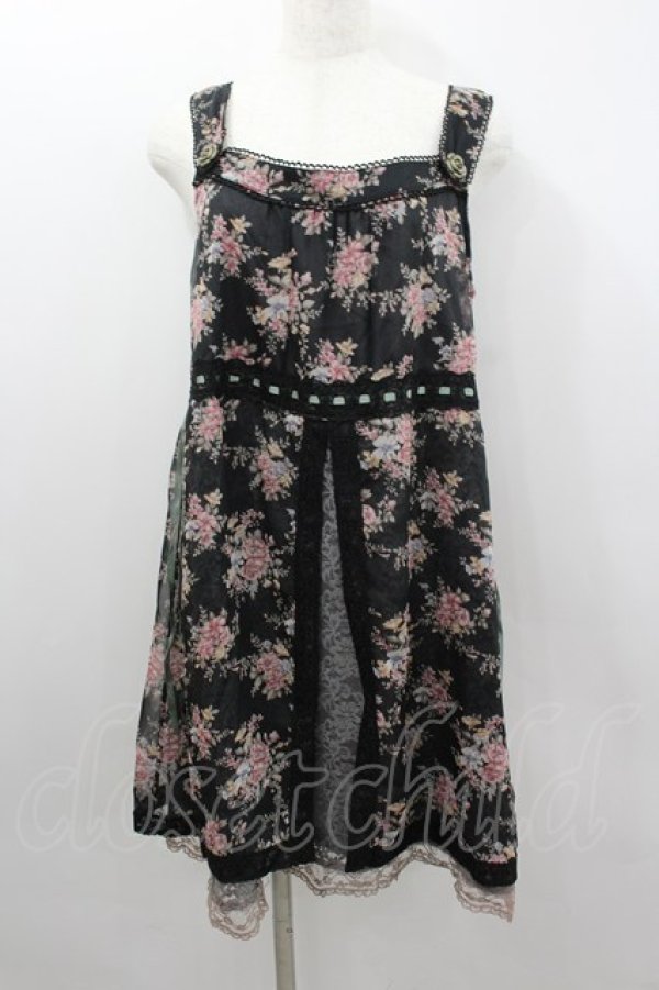 画像1: axes femme / フラワーブーケシフォンプリントジャンパースカート  黒Ｘピンク I-26-02-11-097-AX-OP-SA-ZI (1)