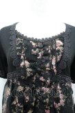 画像2: axes femme / ローズブーケプリントシフォン切り替え半袖カットソー  黒 I-26-02-11-011-AX-TO-SA-ZI (2)
